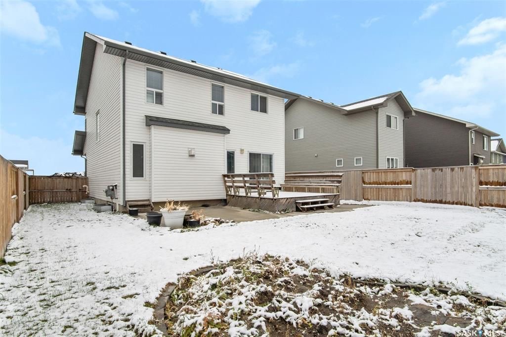 Rosewood小区400米步行至两所学校，2014年建，2100尺，4房+1书房+多功能厅，高档装修独立屋出售！保养如新，好采光，9尺加高层高，天然气壁炉，实木地板，高档枫木橱柜带天然大理石台面，不锈钢家电，大空间储物角柜。二楼有4个大卧室外加一个大空间多功能家庭厅。主卧带步入 - 21