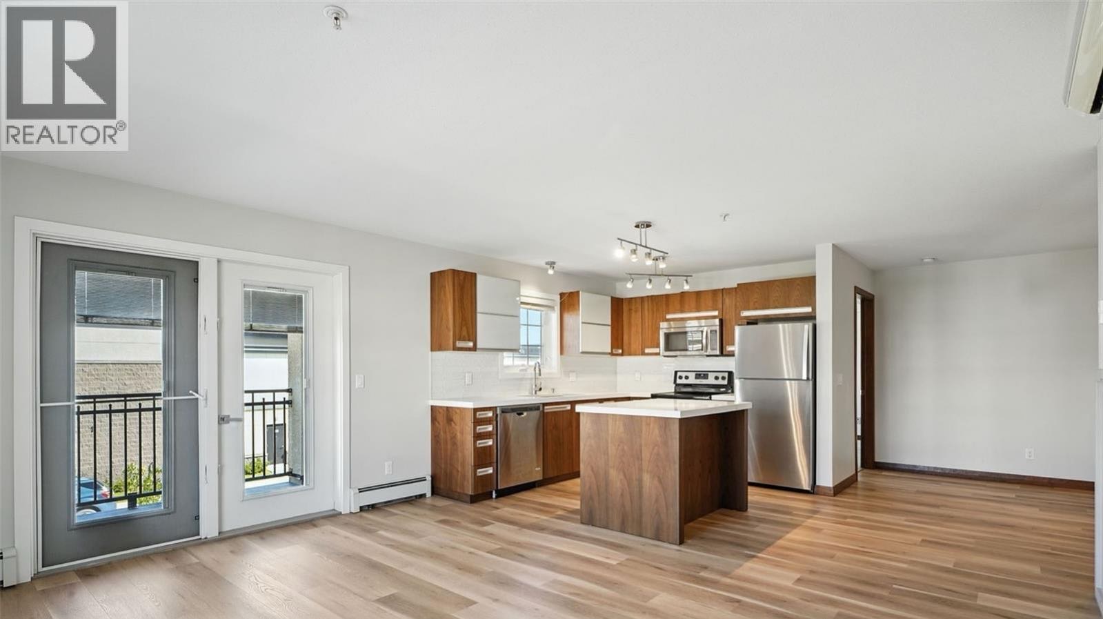 Rosewood 小区明亮角落2室2卫公寓出售，带双车位，新刷墙面，新换地板。户型为开放式设计，厨房配有木质橱柜、不锈钢电器、石英台面和操作岛台，餐厅和客厅采光充足，并通过大窗户和玻璃门通往阳台。两间卧室分布在单元的两侧，增加了私密性。主卧设有双衣柜，并可直接通往带蒸汽淋浴的三件 - 6