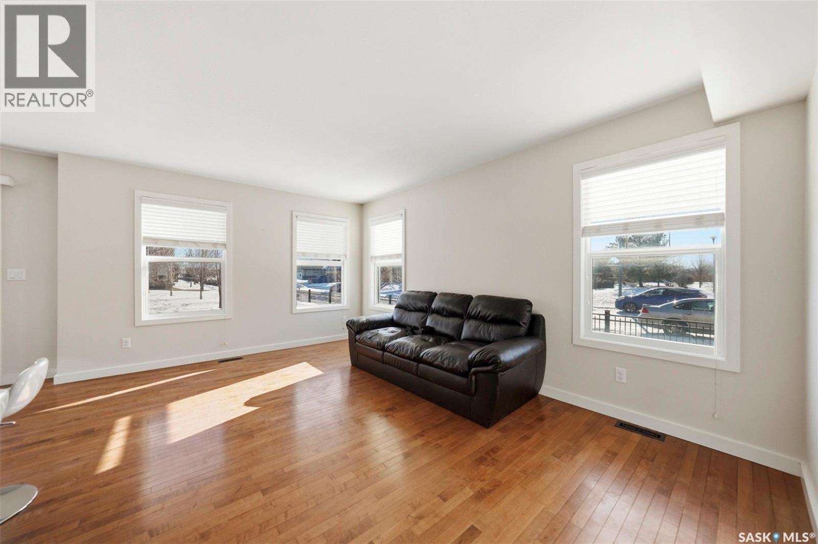 Public Open House公众开放看房 710 Gordon Rd Unit 401 2月14&15日 周六周日2:00-4:00PM Gary Gai或者同事Dominic Parent会在此迎接🙏 ————— Stonebridge小区边户3房3卫大尺寸联排出售。小 - 6