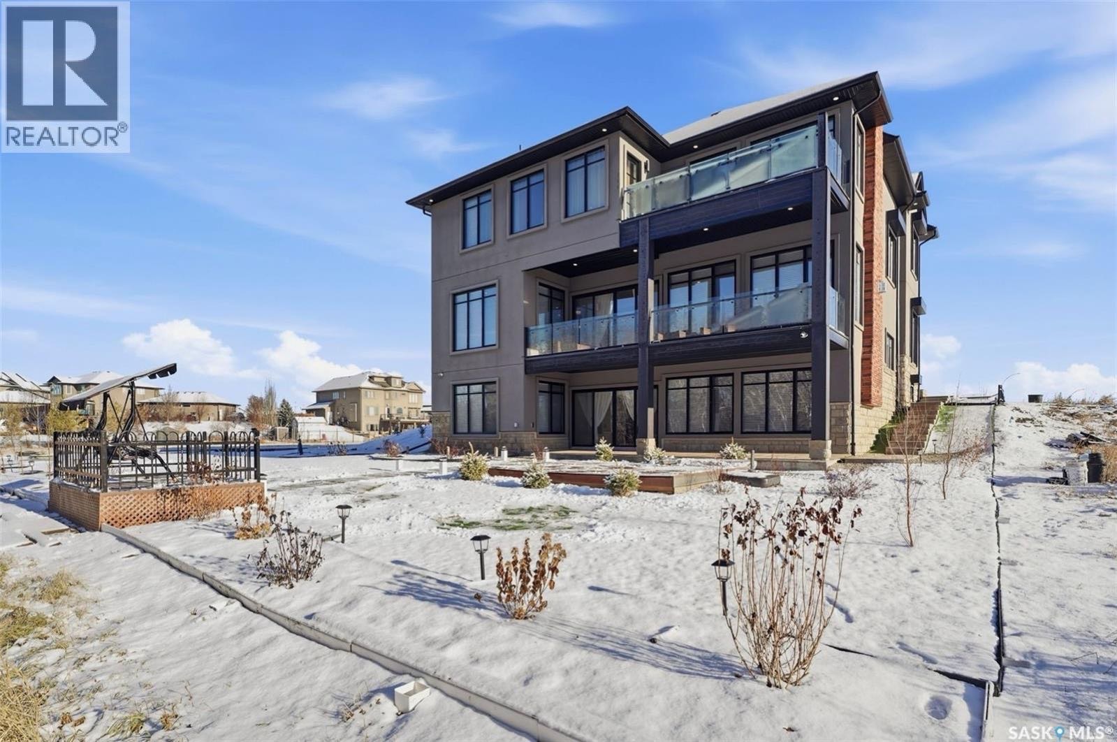 Greenbryre Estates豪华高尔夫社区3,576 平方英尺步出式豪宅出售！靠近知名的 Greenbryre 高尔夫乡村俱乐部。房屋融合了豪华舒适性与顶级设计。朝西后院私密安静，可欣赏日落景观，室内采光充足。主层层高 10 英尺，配有大面积窗户和开放式布局，空间通透明亮 - 7