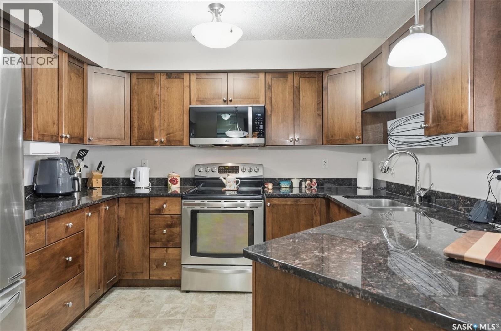 Lakewood小区设计精致979平方英尺两室两卫公寓出售！布局合理，兼具舒适性、实用性与现代便利。开放式设计配有时尚厨房（抽油烟微波一体机于2025年10月更换），花岗岩台面，储物空间充足，与餐厅及客厅自然衔接，适合日常居住。宽敞明亮的主卧设有独立卫浴。第二卧室配备壁床（Mur - 6