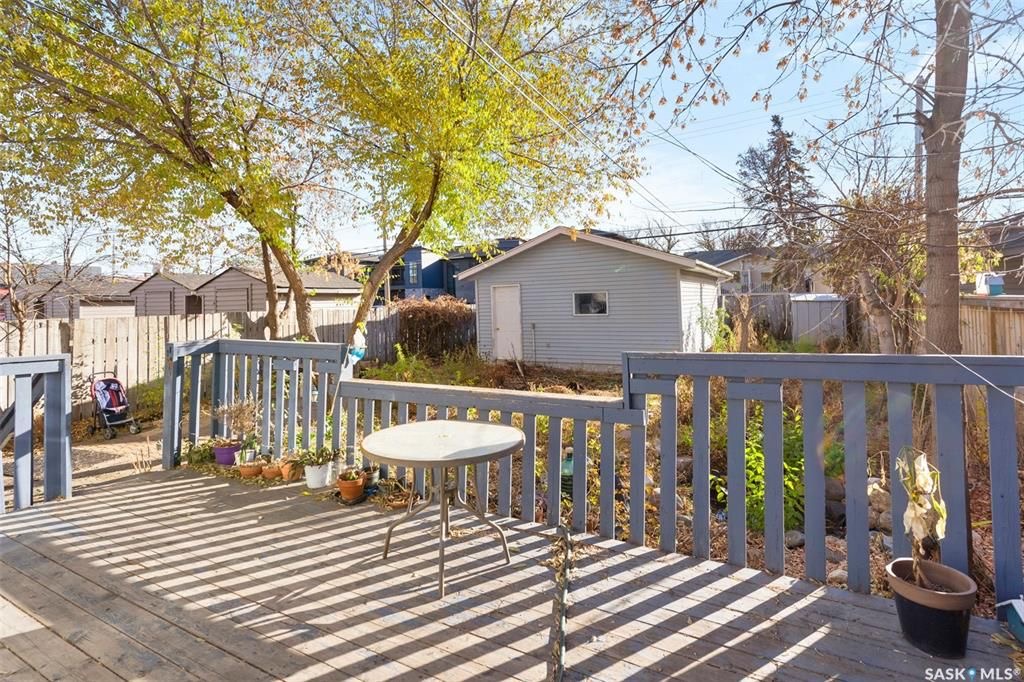 Sutherland小区840尺独立屋出售。近萨大，小学，公园，购物。 3室1卫+1书房平层，带一个18*24较新建双车库，合成板地板，地下室装修有一房一厅。2021年更新保温，新换屋顶瓦片，更新锅炉。占地5819尺。挂牌价格：$189900。详情请联系地产经纪Gary Gai  - 18