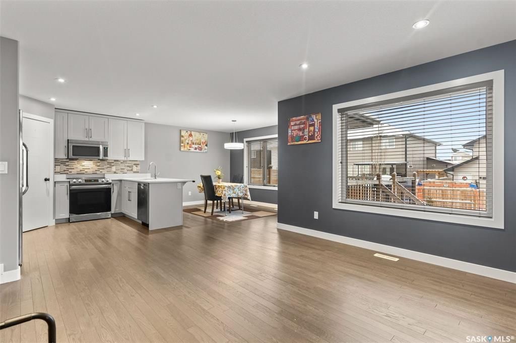 Stonebridge小区1546尺2层独立屋出售。3房3卫，地下室保温完成，带独立出入口独立电表，具备合法独立出租套间潜力。一楼开放式设计，实木地板，3层窗户，大理石台面，厨房带角柜，L形岛台，不锈钢家电，二楼3个大卧室，主卧带步入式衣柜和完整洗手间带浴缸。后院大露台，前院无草 - 12