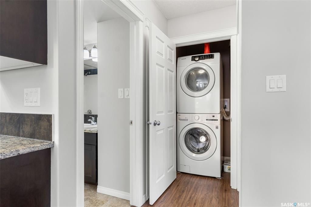 Stonebridge小区步行至学校，超市购物3室2卫2车位叠拼联排出售。安静2楼顶层边户，朝阳湖景，枫木橱柜，大理石台面，不锈钢家电，主卧带步入式衣柜，独立洗手间，大尺寸阳台，独立储物间。保养极佳。挂牌价格：$239900。详情请联系 Royal LePage地产经纪Gary - 20