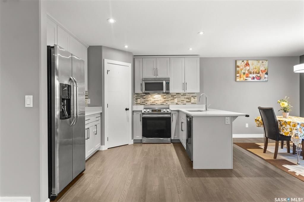 Stonebridge小区1546尺2层独立屋出售。3房3卫，地下室保温完成，带独立出入口独立电表，具备合法独立出租套间潜力。一楼开放式设计，实木地板，3层窗户，大理石台面，厨房带角柜，L形岛台，不锈钢家电，二楼3个大卧室，主卧带步入式衣柜和完整洗手间带浴缸。后院大露台，前院无草 - 6