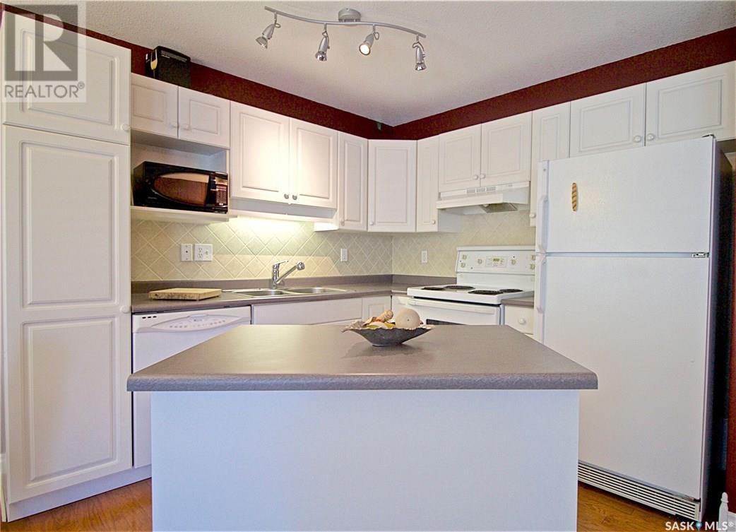 步行至百年高中3房3卫联排出售。Erindale核心地段、环境宁静。步行可达两所高中（St. Joseph高中与Centennial Collegiate）、两所小学（Dr. John G. Egnatoff小学和天主教Father Robinson小学）以及University - 7