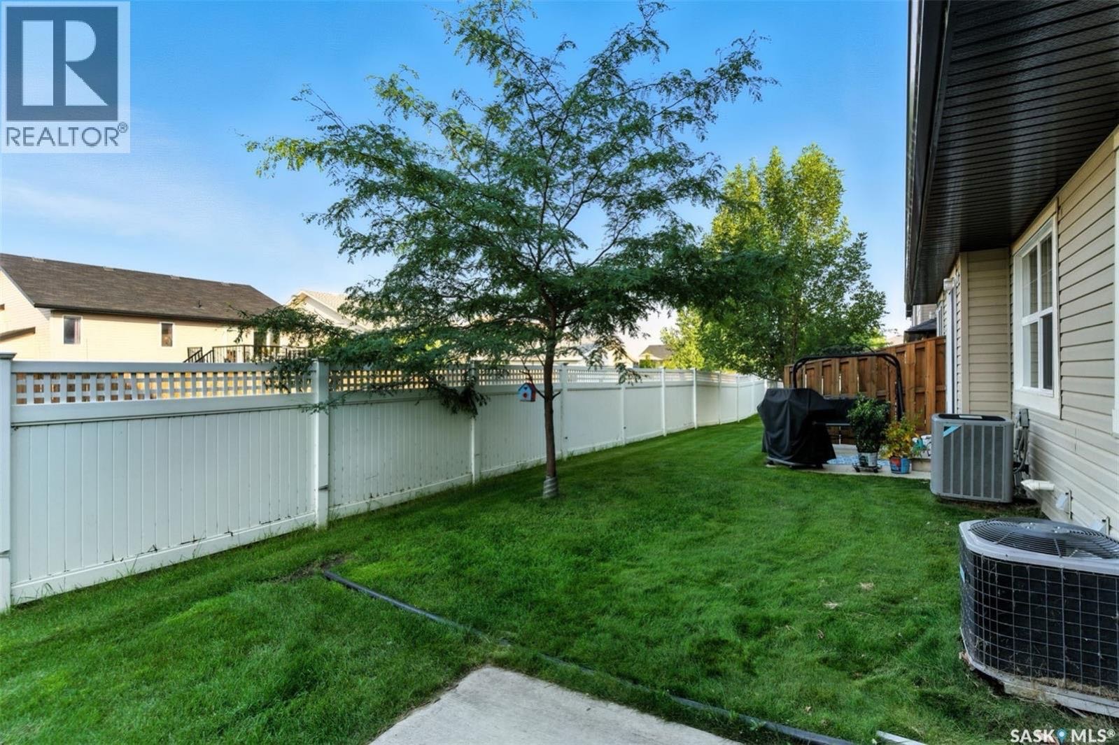 Rosewood小区3房3卫好保养联排出售。位置便利，靠近学校、公园、购物区、Circle Drive、8街、高尔夫球场及所有设施。明亮、高档装修，主层开放式设计，客厅全好采光，实木地板，现代风厨房配有大理石台面和不锈钢电器。二楼三个宽敞卧室，主卧配有超大飘窗和步入式衣帽间，以及 - 8