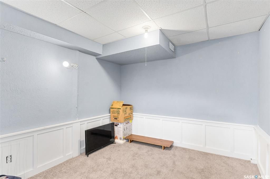 Sutherland小区840尺独立屋出售。近萨大，小学，公园，购物。 3室1卫+1书房平层，带一个18*24较新建双车库，合成板地板，地下室装修有一房一厅。2021年更新保温，新换屋顶瓦片，更新锅炉。占地5819尺。挂牌价格：$189900。详情请联系地产经纪Gary Gai  - 13