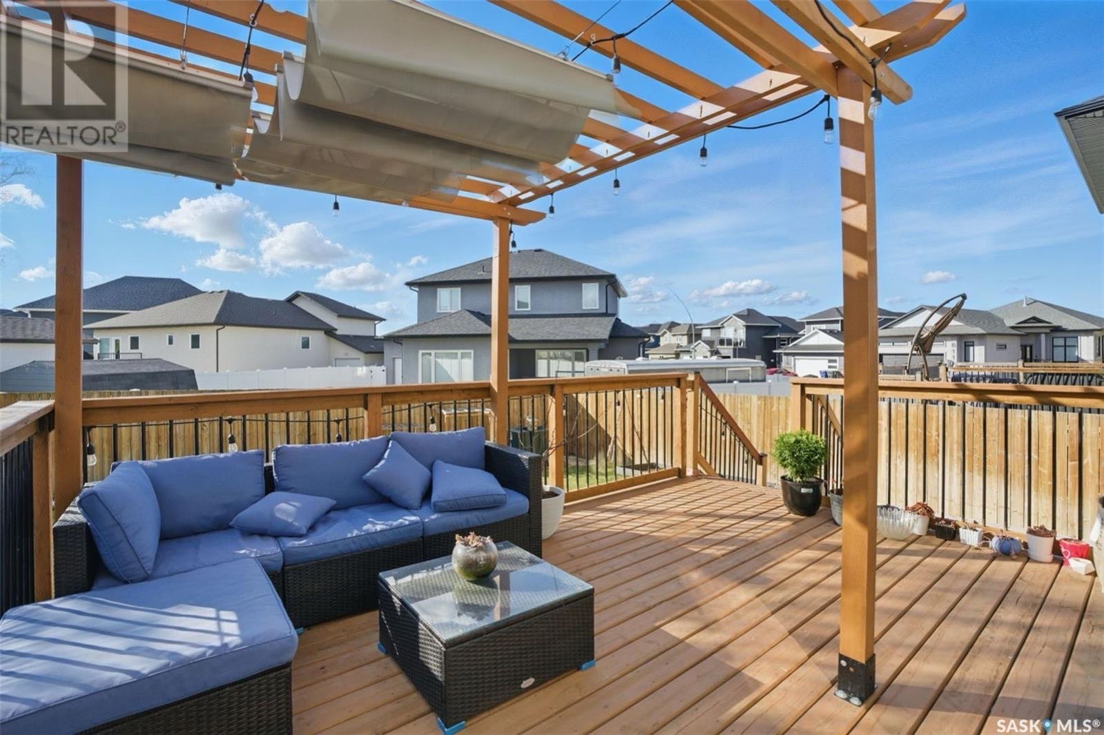 Evergreen 小区高档装修4房两层独立屋出售。距离 Sylvia Fedoruk 和 St. Nicholas 学校仅百米，步行可达公园、商店和各类生活设施。主层为开放式布局，设有宽敞玄关、带内置吊顶音响的明亮客厅，以及配有花岗岩台面、带缓冲闭合功能的 Superior 厨 - 8