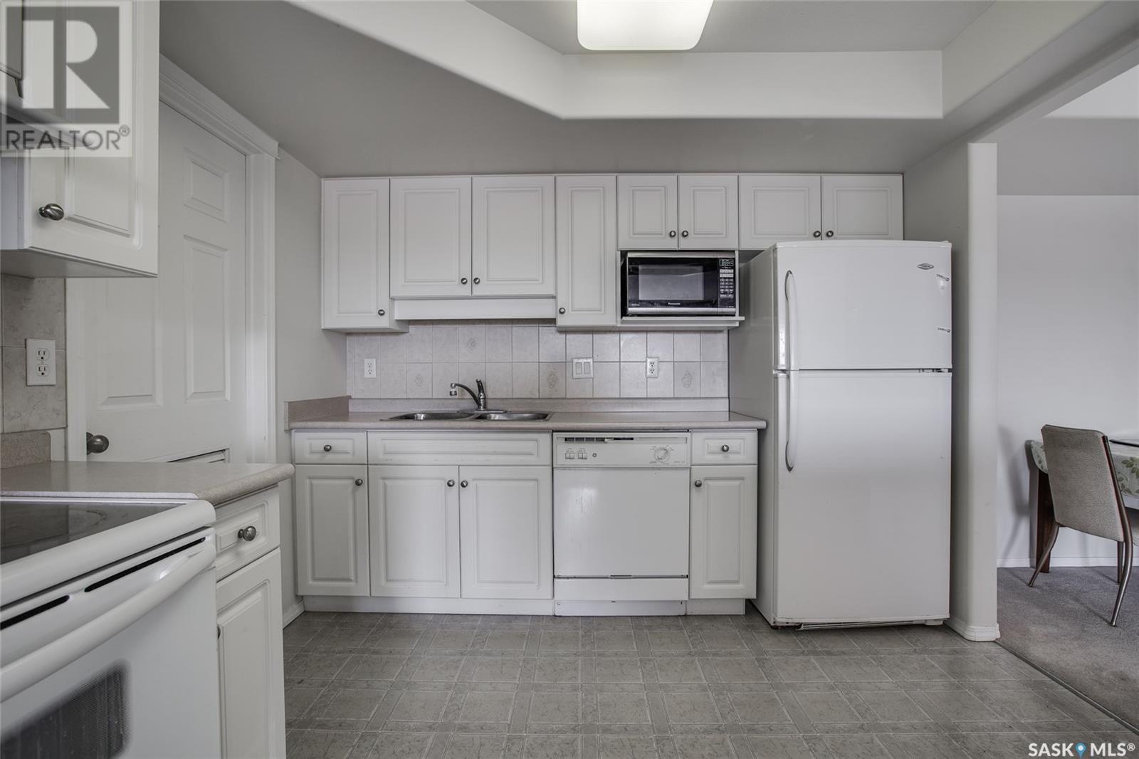 步行至8街Grosvenor Park小区顶楼公寓出售！安静顶层两室两卫户型，配地下车位。楼内安静整洁，品质优良，配备电梯及宽敞娱乐室。地理位置优越，邻近萨斯喀彻温大学、八街商业区、公园及生活设施。  公寓采用开放式布局，大面积窗户，居住面积超1000平方英尺，整体中性色调。含两 - 5