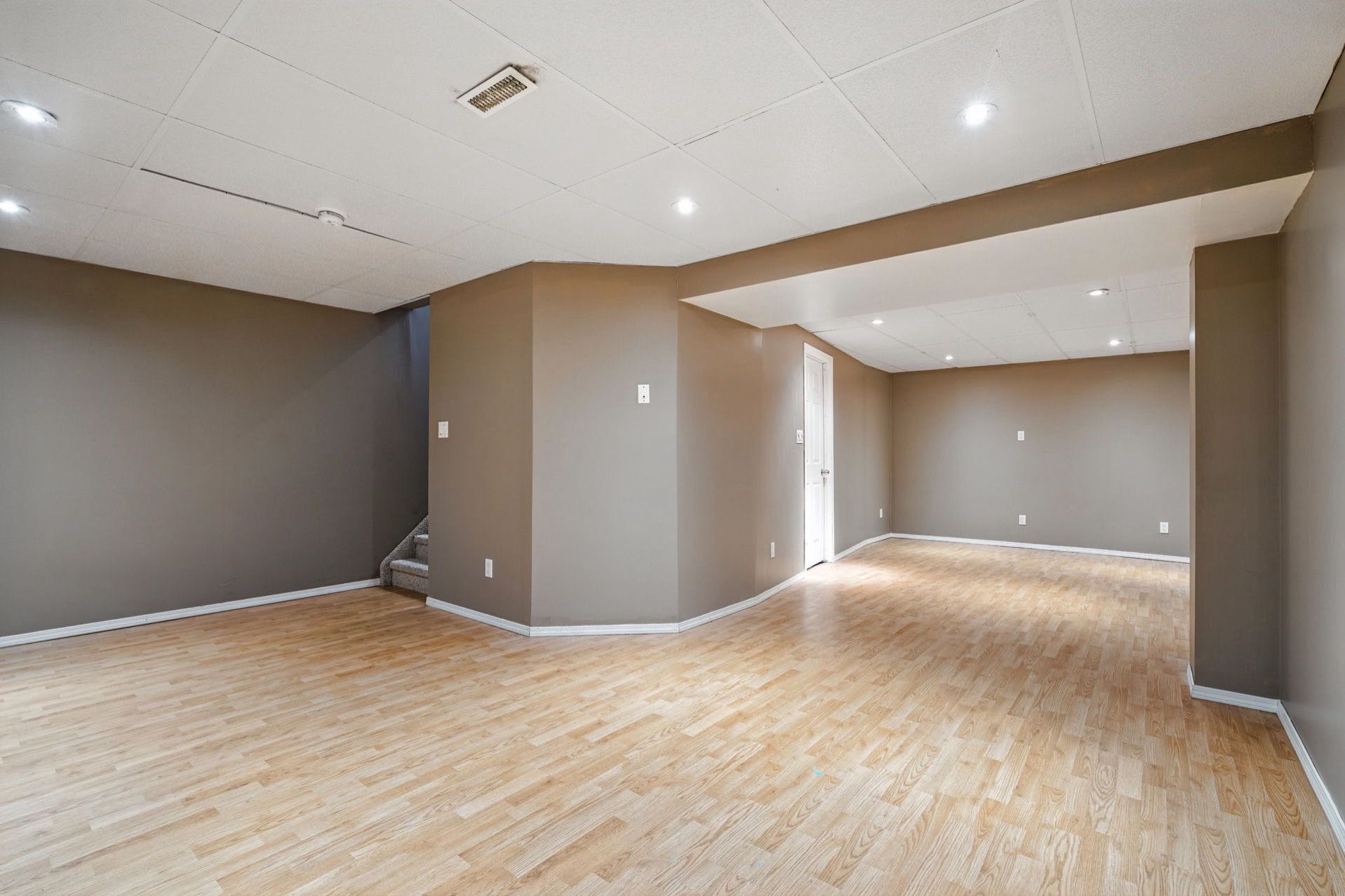 Lakewood小区新翻新三房联排出售。 - 8