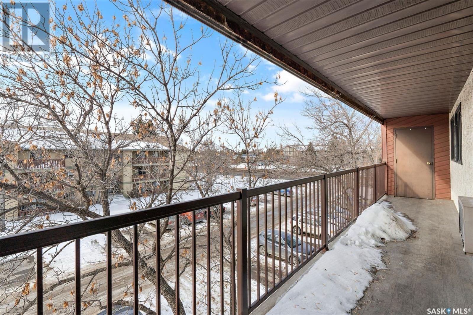 Wildwood小区8街安静顶层2房公寓出售。所在小区紧邻高尔夫球场，超市购物，学校及各种设施。这套经过翻新的两居室采用开放式布局，配有早餐吧台，全方位升级：新复合地板、墙面刷新、卫浴升级、灯饰（2023年）、台面翻新（2023年）、厨房水槽及管道升级（2021年）、淋浴喷头与水 - 7