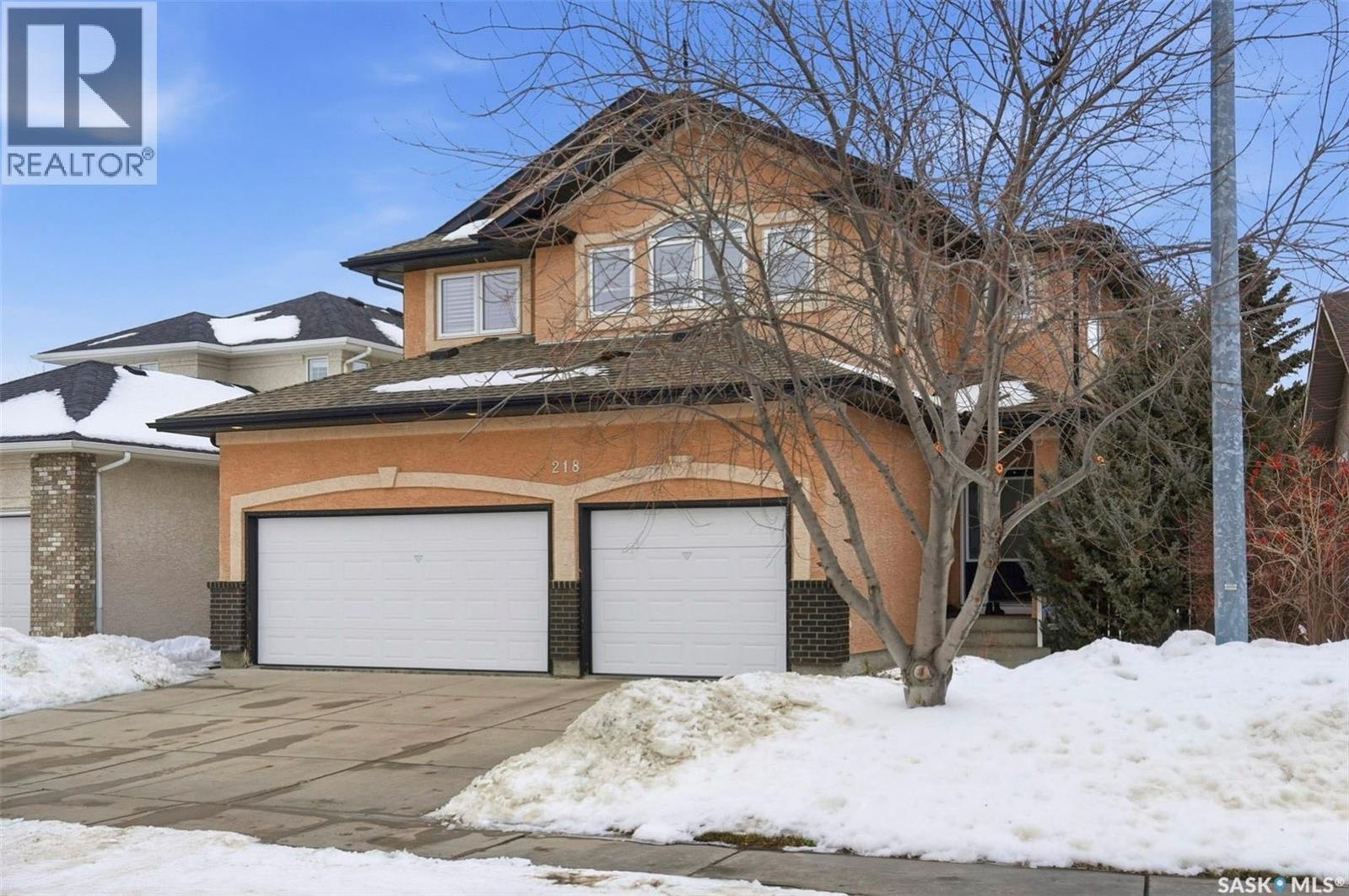 Briarwood小区高能效认证前样板间三车库独立屋出售！2011尺2004年建位于安静街道，大地块地块，维护良好，状态整洁，可直接入住。房屋外观与庭院布局整齐，近期更新： 热水器（2025 年）、屋顶（2019 年）、暖炉（2015 年）以及地下室地毯（2020 年）。主层设有 - 5