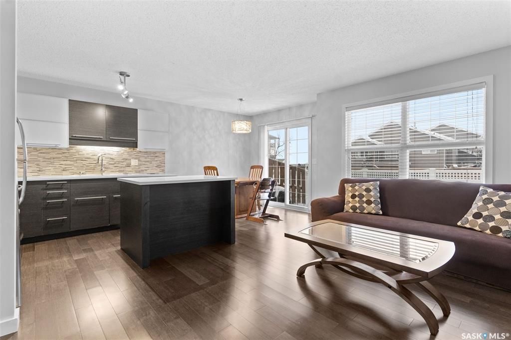 Rosewood小区1245尺 3房3卫地下室装修安静联排出售。2011年建，近小学，购物，公园。高档装修，好采光，实木地板，大理石台面，现代橱柜，不锈钢家电。二楼3个大房间尺寸足，主卧带步入式衣柜。两个卧室的窗户可以看到公园湖景，地下室完全装修有一个大家庭厅一个独立洗手间。另有 - 9