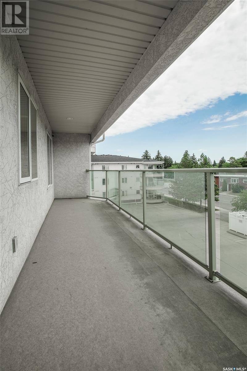 步行至8街Grosvenor Park小区顶楼公寓出售！安静顶层两室两卫户型，配地下车位。楼内安静整洁，品质优良，配备电梯及宽敞娱乐室。地理位置优越，邻近萨斯喀彻温大学、八街商业区、公园及生活设施。  公寓采用开放式布局，大面积窗户，居住面积超1000平方英尺，整体中性色调。含两 - 8