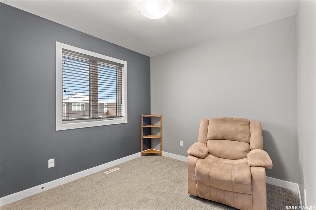 Stonebridge小区1546尺2层独立屋出售。3房3卫，地下室保温完成，带独立出入口独立电表，具备合法独立出租套间潜力。一楼开放式设计，实木地板，3层窗户，大理石台面，厨房带角柜，L形岛台，不锈钢家电，二楼3个大卧室，主卧带步入式衣柜和完整洗手间带浴缸。后院大露台，前院无草 - 16