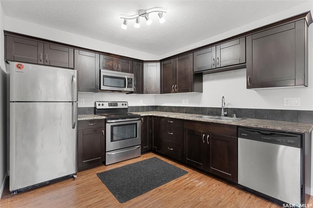 Stonebridge小区步行至学校，超市购物3室2卫2车位叠拼联排出售。安静2楼顶层边户，朝阳湖景，枫木橱柜，大理石台面，不锈钢家电，主卧带步入式衣柜，独立洗手间，大尺寸阳台，独立储物间。保养极佳。挂牌价格：$239900。详情请联系 Royal LePage地产经纪Gary - 8