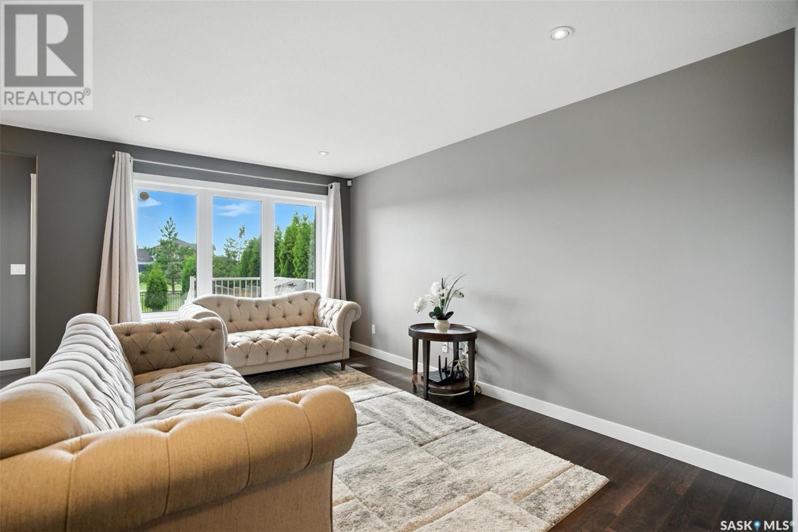 Stonebridge 背靠公园4房4卫+多功能厅独立屋出售。保养如新，后院直通公园，近学校、商店、公园及其他生活设施。主层采用开放式布局，客厅、厨房和餐厅区域均为实木地板。客厅宽敞明亮，大窗户朝西，可看到后院和公园景观。厨房配有枫木橱柜、花岗岩台面、转角储物间，以及不锈钢家电（ - 5