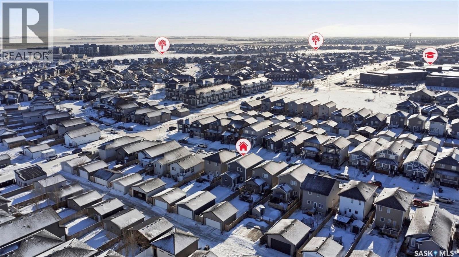 步行百米至Evergreen小学5房4卫合法出租独立屋出售！价格亲民拥有宽敞实用的户型设计、两居室合法地下室套房，两层住宅，建筑面积 1,538 平方英尺，前院假草，主层层高 9 英尺，客厅宽敞明亮，配有大窗户，复合木地板。厨房空间充足，深色枫木橱柜、转角储藏间、瓷砖防溅背板、大 - 2