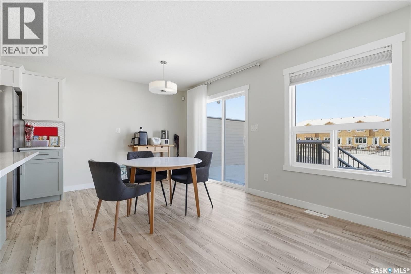 Aspen Ridge小区背靠公园绿地半连体车库独立屋出售！，环境安静舒适，1,484 平尺设计实用、状态接近新房。主层 西南朝向大窗，采光充足，客厅宽敞舒适。厨房配有 石英台面、不锈钢电器、外排油烟机以及 walk-through pantry，空间利用非常合理。二楼设有 3间 - 6