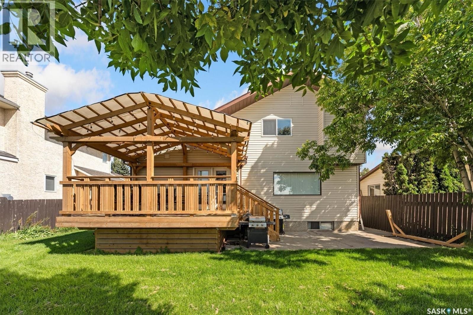 Silverspring 社区4房双车库独立屋出售！约 1883 平方英尺，采光充足，布局合理，含客厅、餐厅、家庭厅（壁炉）、四卧三卫及主层洗衣间。近期升级有新窗户、新车库门、后院凉棚，前后院打理细致，后院果树丰富且无后邻，私密安静。社区成熟，临近学校、公园、购物与运动中心，生活 - 8