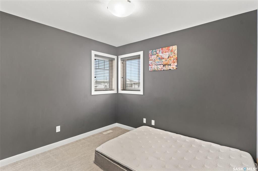 Stonebridge小区1546尺2层独立屋出售。3房3卫，地下室保温完成，带独立出入口独立电表，具备合法独立出租套间潜力。一楼开放式设计，实木地板，3层窗户，大理石台面，厨房带角柜，L形岛台，不锈钢家电，二楼3个大卧室，主卧带步入式衣柜和完整洗手间带浴缸。后院大露台，前院无草 - 17