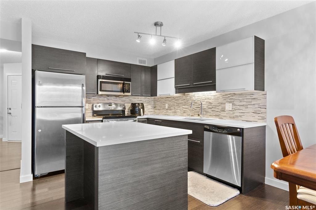 Rosewood小区1245尺 3房3卫地下室装修安静联排出售。2011年建，近小学，购物，公园。高档装修，好采光，实木地板，大理石台面，现代橱柜，不锈钢家电。二楼3个大房间尺寸足，主卧带步入式衣柜。两个卧室的窗户可以看到公园湖景，地下室完全装修有一个大家庭厅一个独立洗手间。另有 - 11