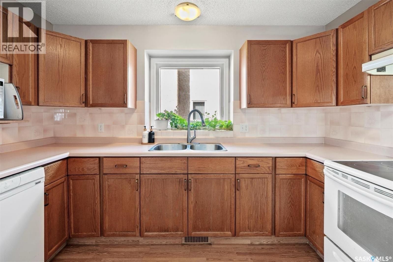 Public Open House公众开放看房 222 Haslam Ct 8月17日 周日2-4PM Gary Gai或者同事Dominic Parent会在此迎接🙏 ————— Silverspring 社区4房双车库独立屋出售！约 1883 平方英尺，采光充足，布局合理， - 7