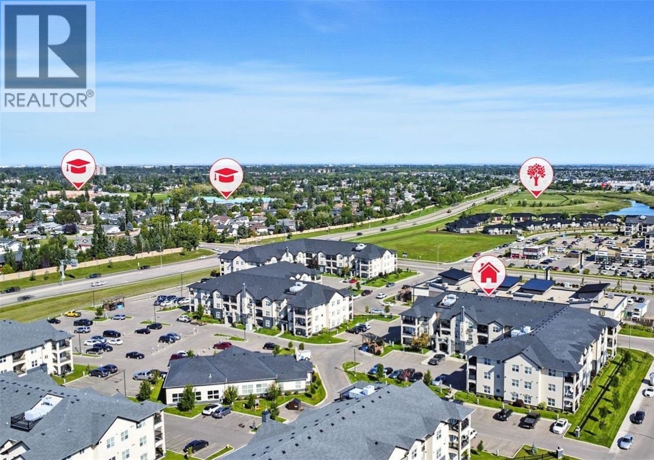 Rosewood 小区明亮角落2室2卫公寓出售，带双车位，新刷墙面，新换地板。户型为开放式设计，厨房配有木质橱柜、不锈钢电器、石英台面和操作岛台，餐厅和客厅采光充足，并通过大窗户和玻璃门通往阳台。两间卧室分布在单元的两侧，增加了私密性。主卧设有双衣柜，并可直接通往带蒸汽淋浴的三件 - 3