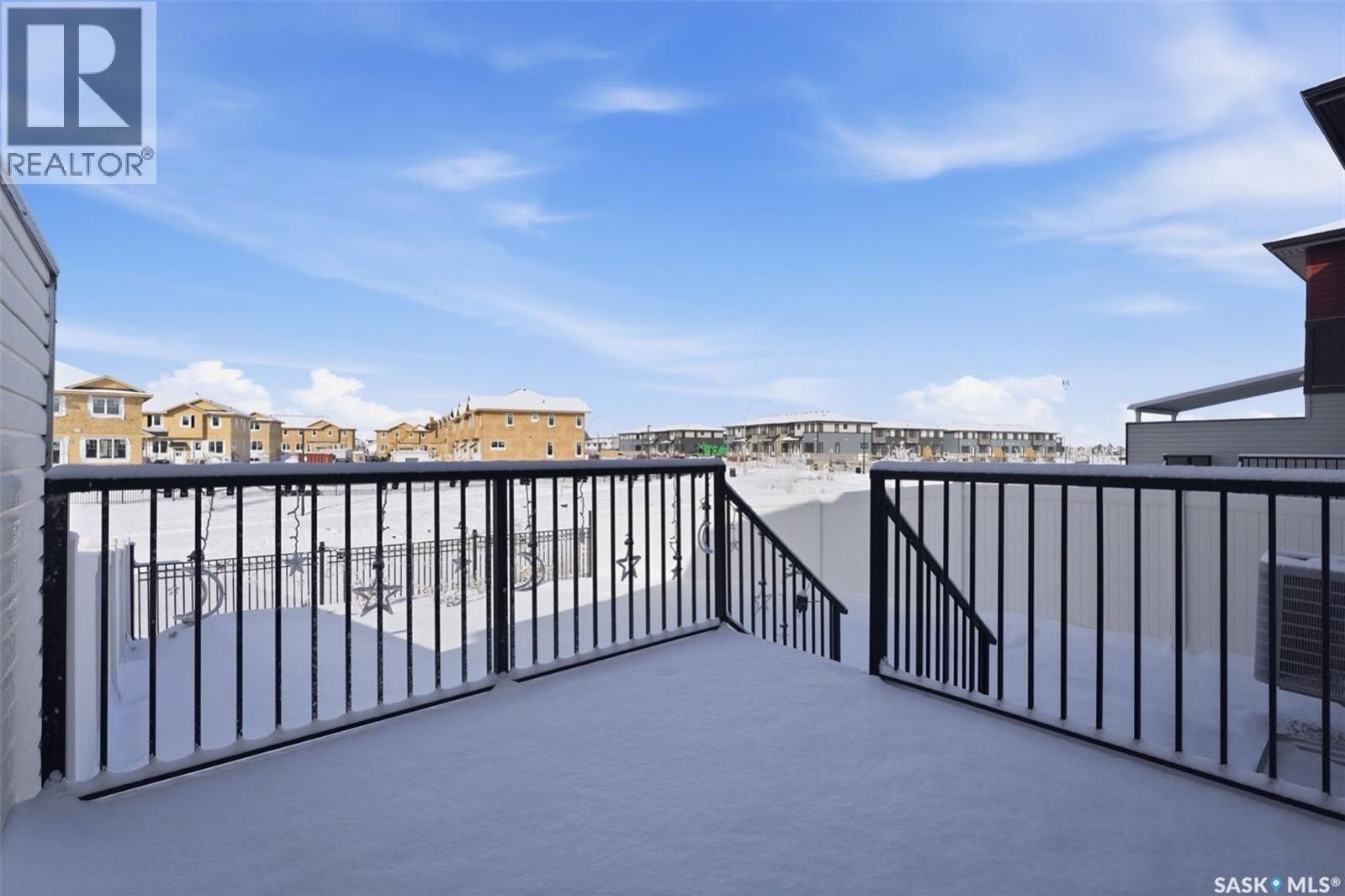 Aspen Ridge小区背靠公园绿地半连体车库独立屋出售！，环境安静舒适，1,484 平尺设计实用、状态接近新房。主层 西南朝向大窗，采光充足，客厅宽敞舒适。厨房配有 石英台面、不锈钢电器、外排油烟机以及 walk-through pantry，空间利用非常合理。二楼设有 3间 - 8