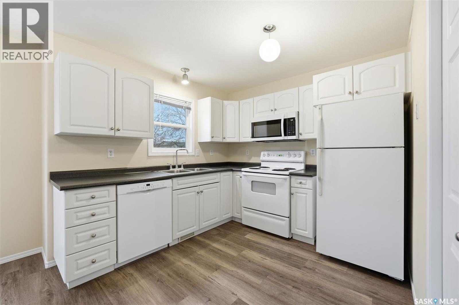 Public Open House公众开放看房 68-135 Pawlychenko Lane 11月22日 周六 2:00-4:00PM Gary Gai或者同事Dominic Parent会在此迎接🙏 ————— Lakewood小区安静边户联排别墅出售，两间宽敞卧室和两间 - 6