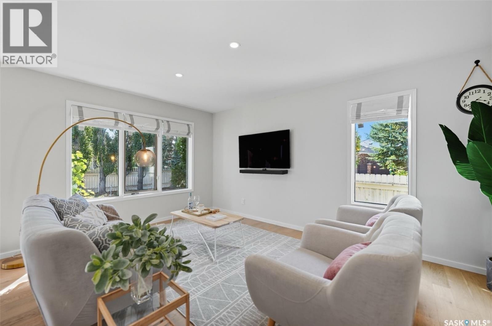 Briarwood 湖景安静街区翻新 R-2000 两层住宅，占地 9,273 平方英尺的罕见地块，拥有朝南的私密花园式后院和部分湖景；全屋 2,821 平方英尺，主层设有客厅（燃气壁炉）、家庭房、凸窗餐区、厨师级厨房（定制橱柜、石英台面、中岛、Thermador 顶级电器）、洗 - 6