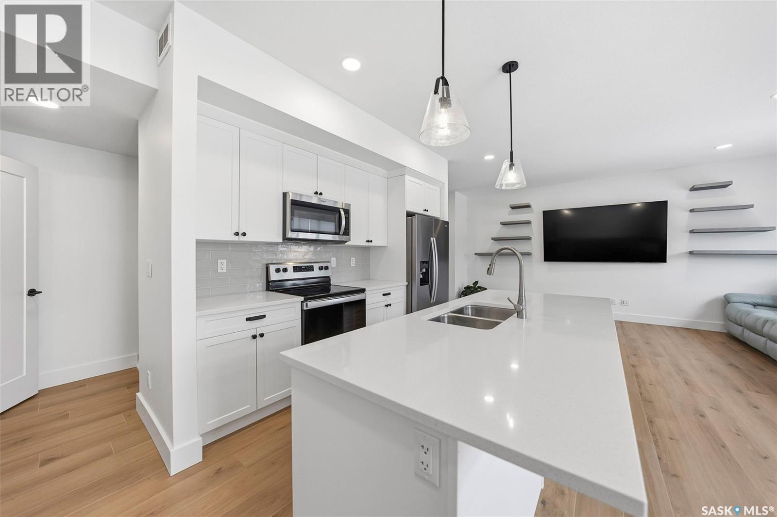 步行Rosewood小学高档装修保养如新双层独立屋出售。Arbutus Properties 建商打造，整体设计实用合理，西海岸风格。室内采用多项定制与高品质用料，包括设计师灯具、北欧风格五金件、优质瓷砖、耐用的宽板复合地板、石英台面。主层设有舒适入户空间，配备衣帽柜及定制换鞋座 - 5