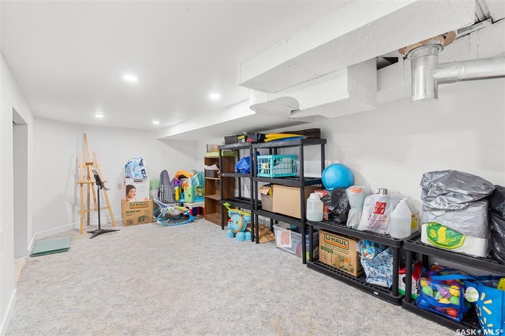 Sutherland小区840尺独立屋出售。近萨大，小学，公园，购物。 3室1卫+1书房平层，带一个18*24较新建双车库，合成板地板，地下室装修有一房一厅。2021年更新保温，新换屋顶瓦片，更新锅炉。占地5819尺。挂牌价格：$189900。详情请联系地产经纪Gary Gai  - 16