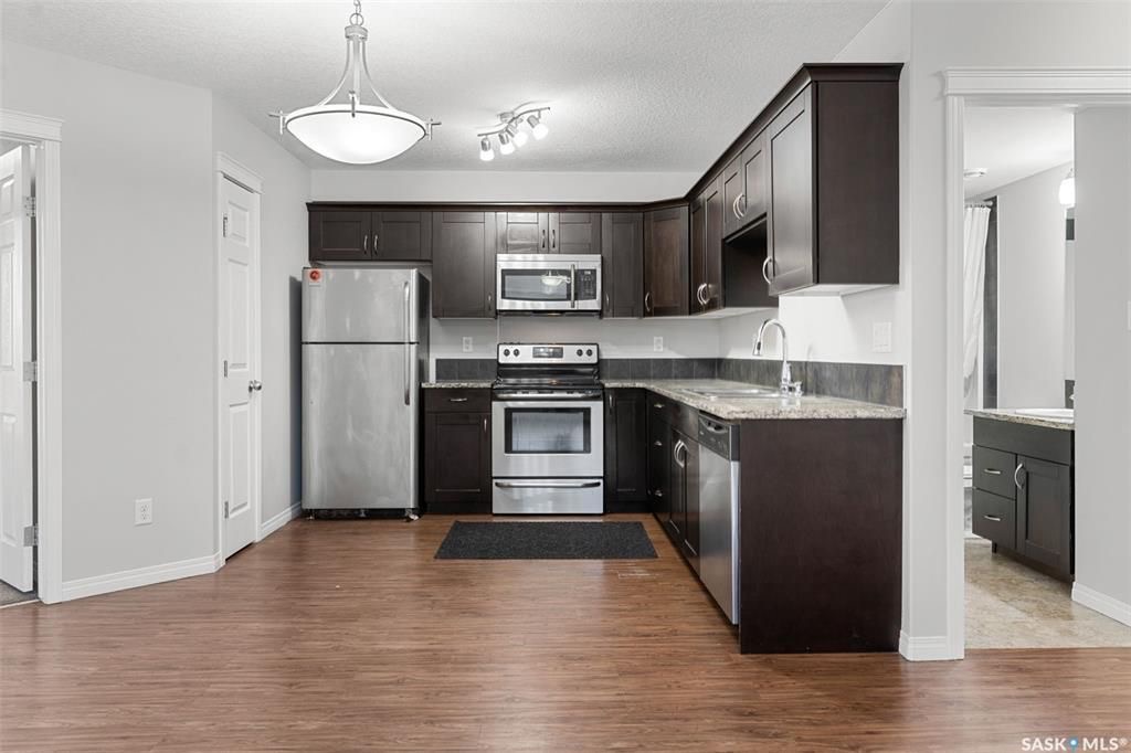 Stonebridge小区步行至学校，超市购物3室2卫2车位叠拼联排出售。安静2楼顶层边户，朝阳湖景，枫木橱柜，大理石台面，不锈钢家电，主卧带步入式衣柜，独立洗手间，大尺寸阳台，独立储物间。保养极佳。挂牌价格：$239900。详情请联系 Royal LePage地产经纪Gary - 15