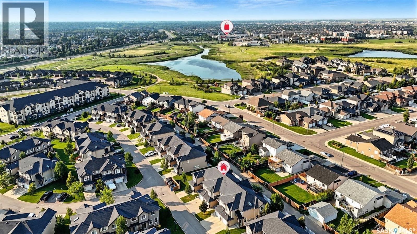 Rosewood小区3房3卫好保养联排出售。位置便利，靠近学校、公园、购物区、Circle Drive、8街、高尔夫球场及所有设施。明亮、高档装修，主层开放式设计，客厅全好采光，实木地板，现代风厨房配有大理石台面和不锈钢电器。二楼三个宽敞卧室，主卧配有超大飘窗和步入式衣帽间，以及 - 4