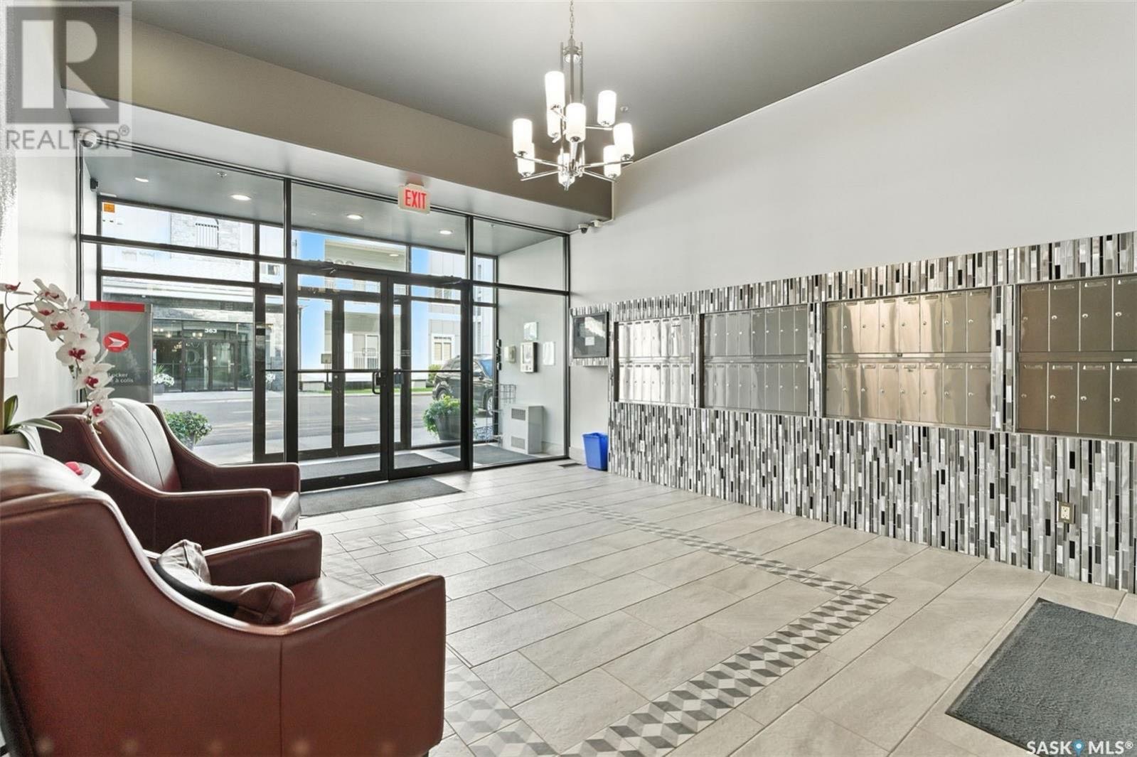 University Heights宽敞明亮高档大尺寸公寓出售！面积为 1,146 平方英尺，设有 2 间卧室和 2 间浴室。 本单元布局开阔，采光充足，配有升级的仿木纹层压地板、挑高天花板以及全屋地暖系统。厨房配置实用，配有染色枫木橱柜、黑色花岗岩台面、大型中岛（带吧台座位）及 - 6