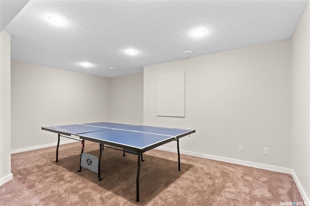 Rosewood小区1245尺 3房3卫地下室装修安静联排出售。2011年建，近小学，购物，公园。高档装修，好采光，实木地板，大理石台面，现代橱柜，不锈钢家电。二楼3个大房间尺寸足，主卧带步入式衣柜。两个卧室的窗户可以看到公园湖景，地下室完全装修有一个大家庭厅一个独立洗手间。另有 - 19