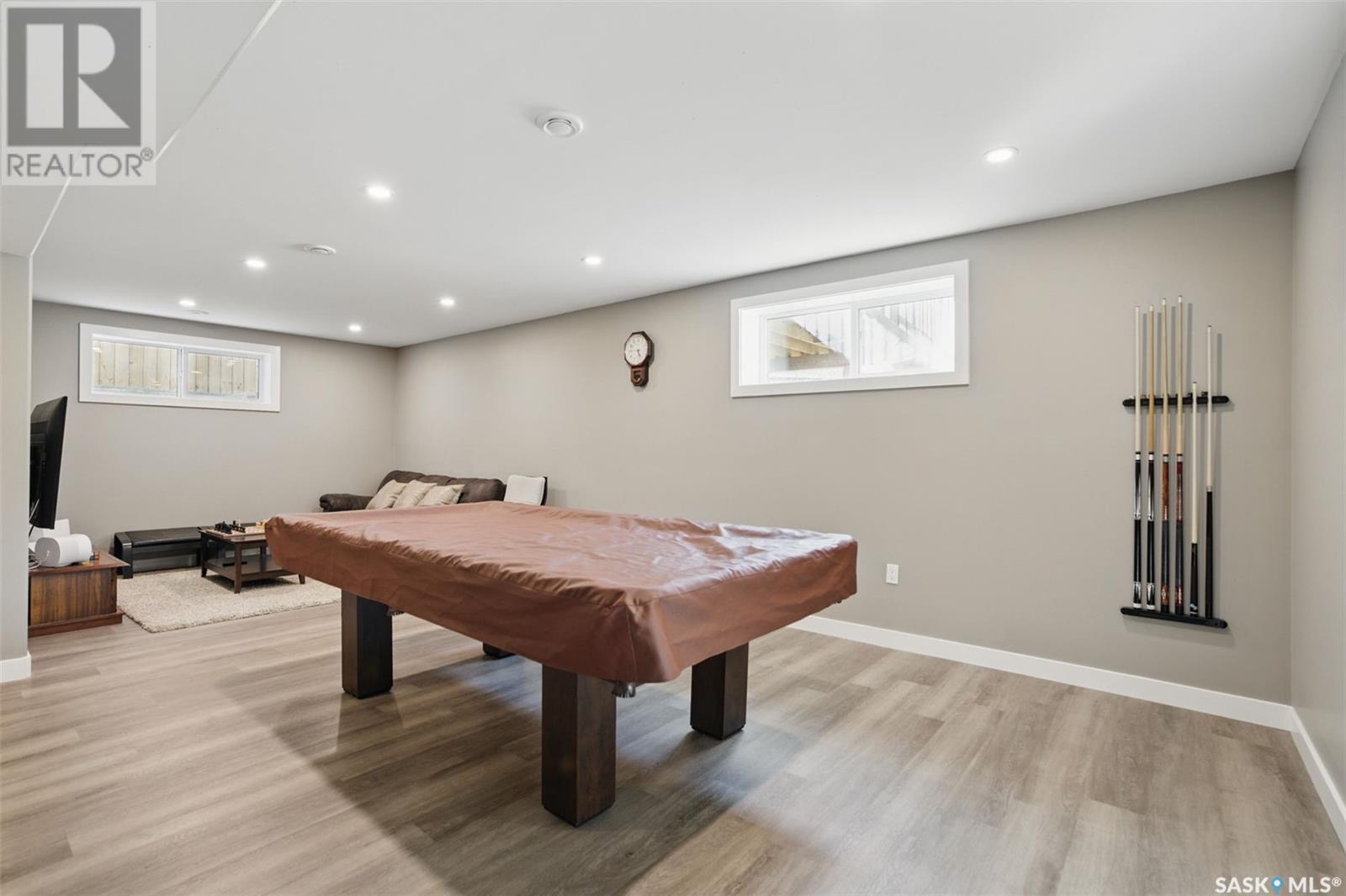 Evergreen 小区高档装修4房两层独立屋出售。距离 Sylvia Fedoruk 和 St. Nicholas 学校仅百米，步行可达公园、商店和各类生活设施。主层为开放式布局，设有宽敞玄关、带内置吊顶音响的明亮客厅，以及配有花岗岩台面、带缓冲闭合功能的 Superior 厨 - 7