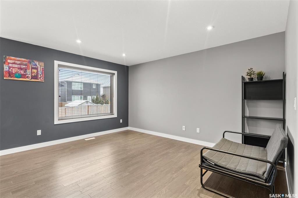 Stonebridge小区1546尺2层独立屋出售。3房3卫，地下室保温完成，带独立出入口独立电表，具备合法独立出租套间潜力。一楼开放式设计，实木地板，3层窗户，大理石台面，厨房带角柜，L形岛台，不锈钢家电，二楼3个大卧室，主卧带步入式衣柜和完整洗手间带浴缸。后院大露台，前院无草 - 13