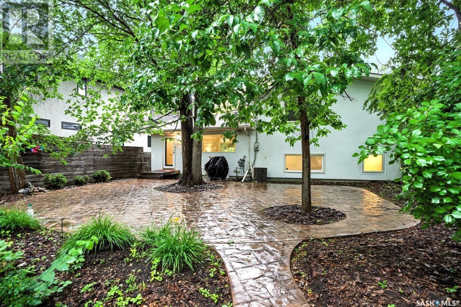 大学区Varsity View核心地段翻新四错层独立屋，R2地块宽50英尺，总面积约2000平方英尺，距离萨斯喀彻温大学仅一个街区，靠近河边，交通便利。房屋内外已全面翻新，配有PVC新窗、仿木车库门、真石装饰、压印石车道和全屋地下喷灌系统（包括草坪、灌木和人行道外侧绿化带）。南向 - 5