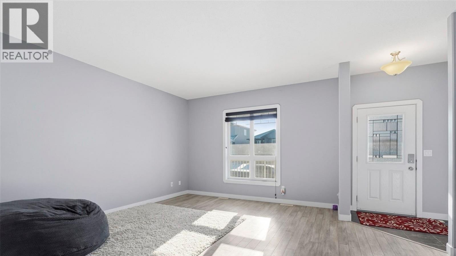 步行百米至Evergreen小学5房4卫合法出租独立屋出售！价格亲民拥有宽敞实用的户型设计、两居室合法地下室套房，两层住宅，建筑面积 1,538 平方英尺，前院假草，主层层高 9 英尺，客厅宽敞明亮，配有大窗户，复合木地板。厨房空间充足，深色枫木橱柜、转角储藏间、瓷砖防溅背板、大 - 3