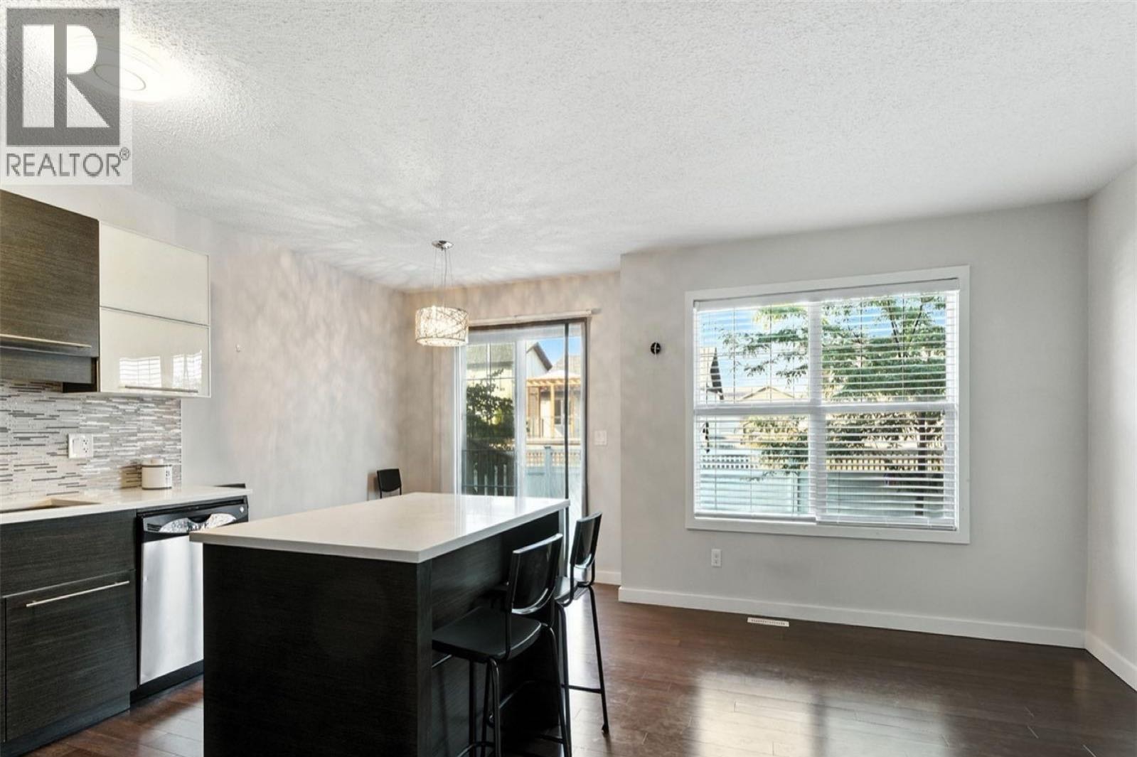 Rosewood小区3房3卫好保养联排出售。位置便利，靠近学校、公园、购物区、Circle Drive、8街、高尔夫球场及所有设施。明亮、高档装修，主层开放式设计，客厅全好采光，实木地板，现代风厨房配有大理石台面和不锈钢电器。二楼三个宽敞卧室，主卧配有超大飘窗和步入式衣帽间，以及 - 5