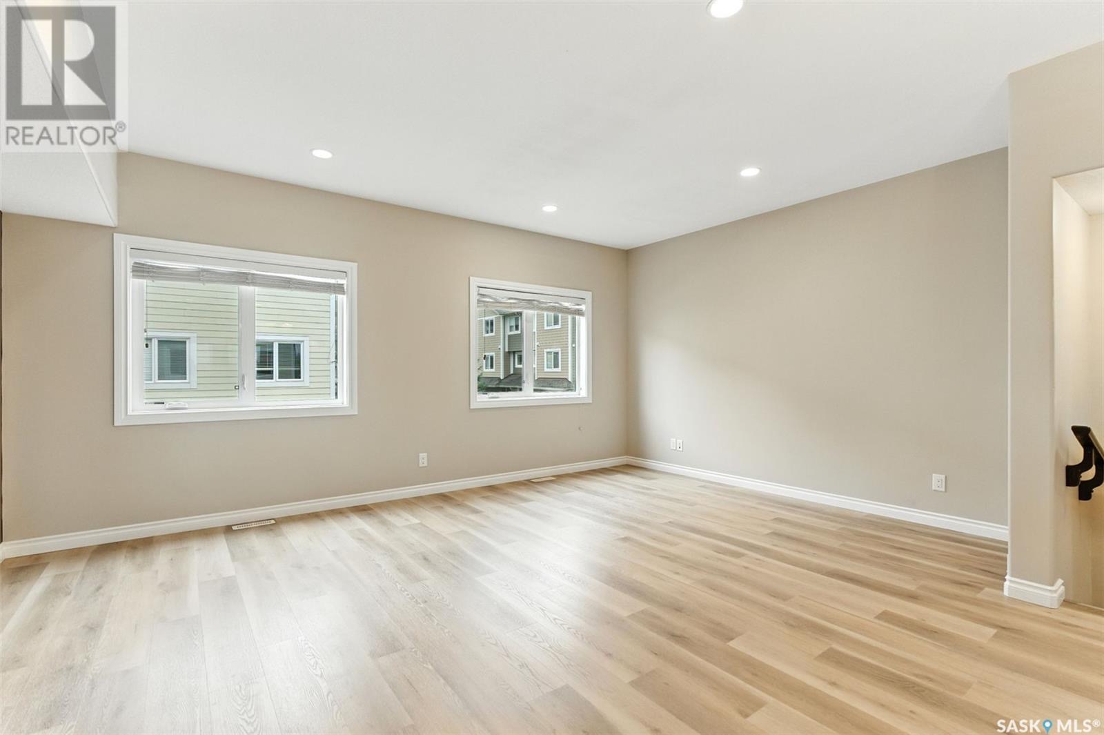 Stonebridge安静边户双车库1700尺联排出售。端户单位！全新地板！高端宽敞联排别墅拥有三间大卧室和2.5间浴室，地上面积超过1700平方英尺！步行即可到达小学、Stonebridge Plaza、沃尔玛、餐厅、风景优美的公园及儿童游乐场。开放式布局设计，前两层层高为9英 - 6