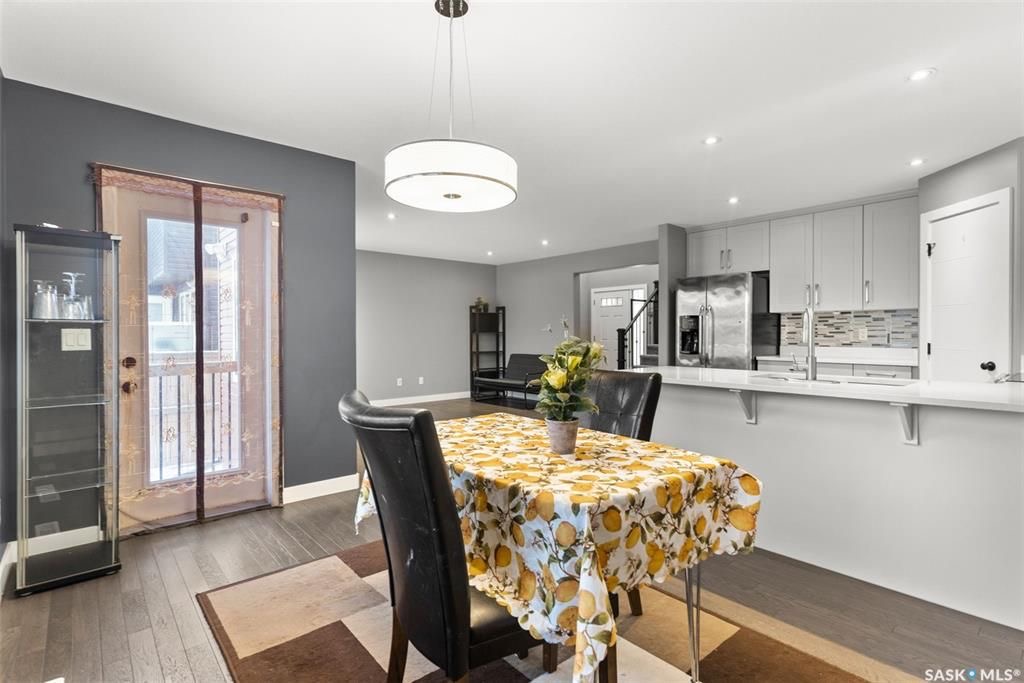 Stonebridge小区1546尺2层独立屋出售。3房3卫，地下室保温完成，带独立出入口独立电表，具备合法独立出租套间潜力。一楼开放式设计，实木地板，3层窗户，大理石台面，厨房带角柜，L形岛台，不锈钢家电，二楼3个大卧室，主卧带步入式衣柜和完整洗手间带浴缸。后院大露台，前院无草 - 10