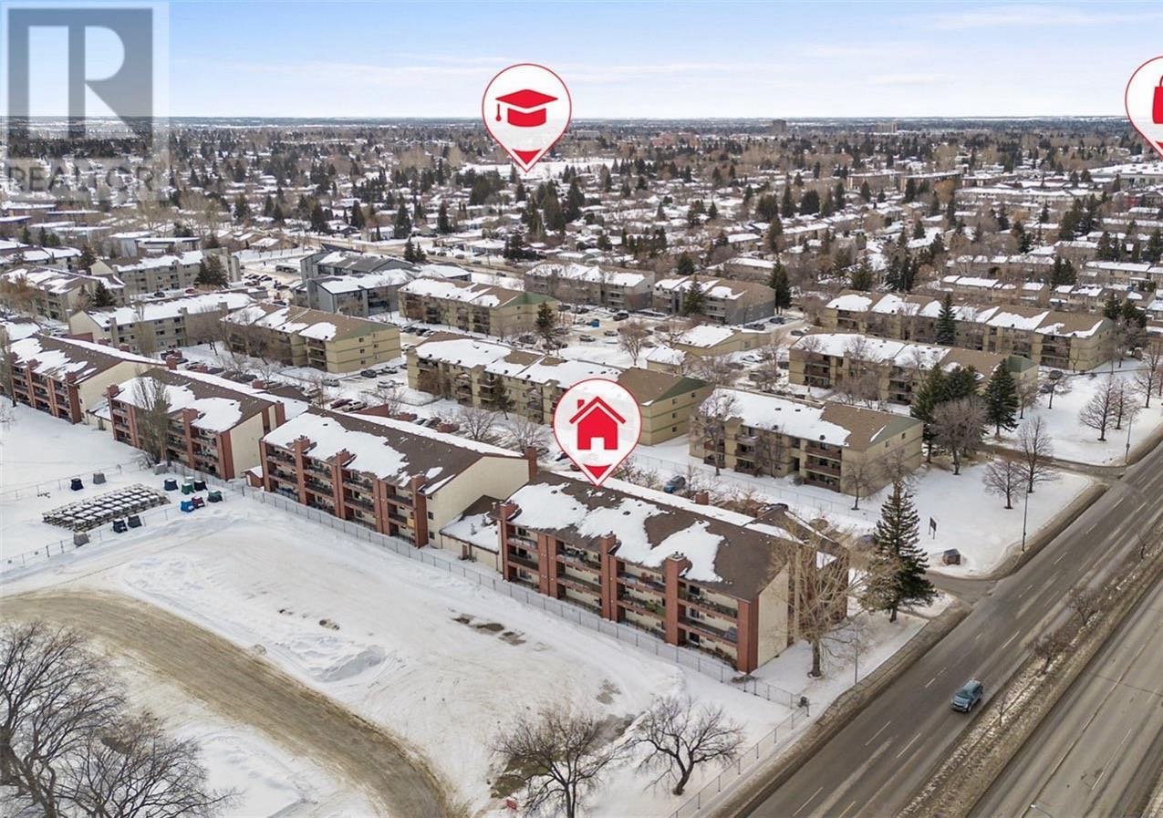 Wildwood小区8街安静顶层2房公寓出售。所在小区紧邻高尔夫球场，超市购物，学校及各种设施。这套经过翻新的两居室采用开放式布局，配有早餐吧台，全方位升级：新复合地板、墙面刷新、卫浴升级、灯饰（2023年）、台面翻新（2023年）、厨房水槽及管道升级（2021年）、淋浴喷头与水 - 4