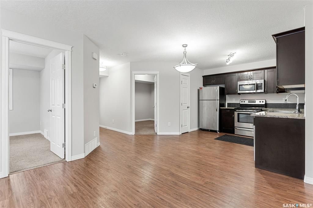 Stonebridge小区步行至学校，超市购物3室2卫2车位叠拼联排出售。安静2楼顶层边户，朝阳湖景，枫木橱柜，大理石台面，不锈钢家电，主卧带步入式衣柜，独立洗手间，大尺寸阳台，独立储物间。保养极佳。挂牌价格：$239900。详情请联系 Royal LePage地产经纪Gary - 14