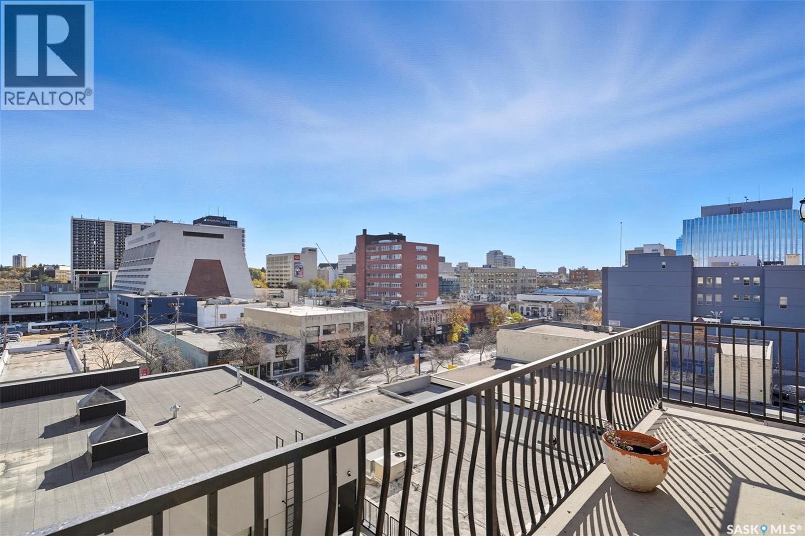 萨斯卡通历史地标公寓稀有出售！ The Residences at the King George —— 这是一座建于1911年的标志性建筑，并于2010年由知名开发商 Meridian Development 精心修复。整栋建筑在保留原有混凝土结构的基础上，采用现代化材料和设备 - 7