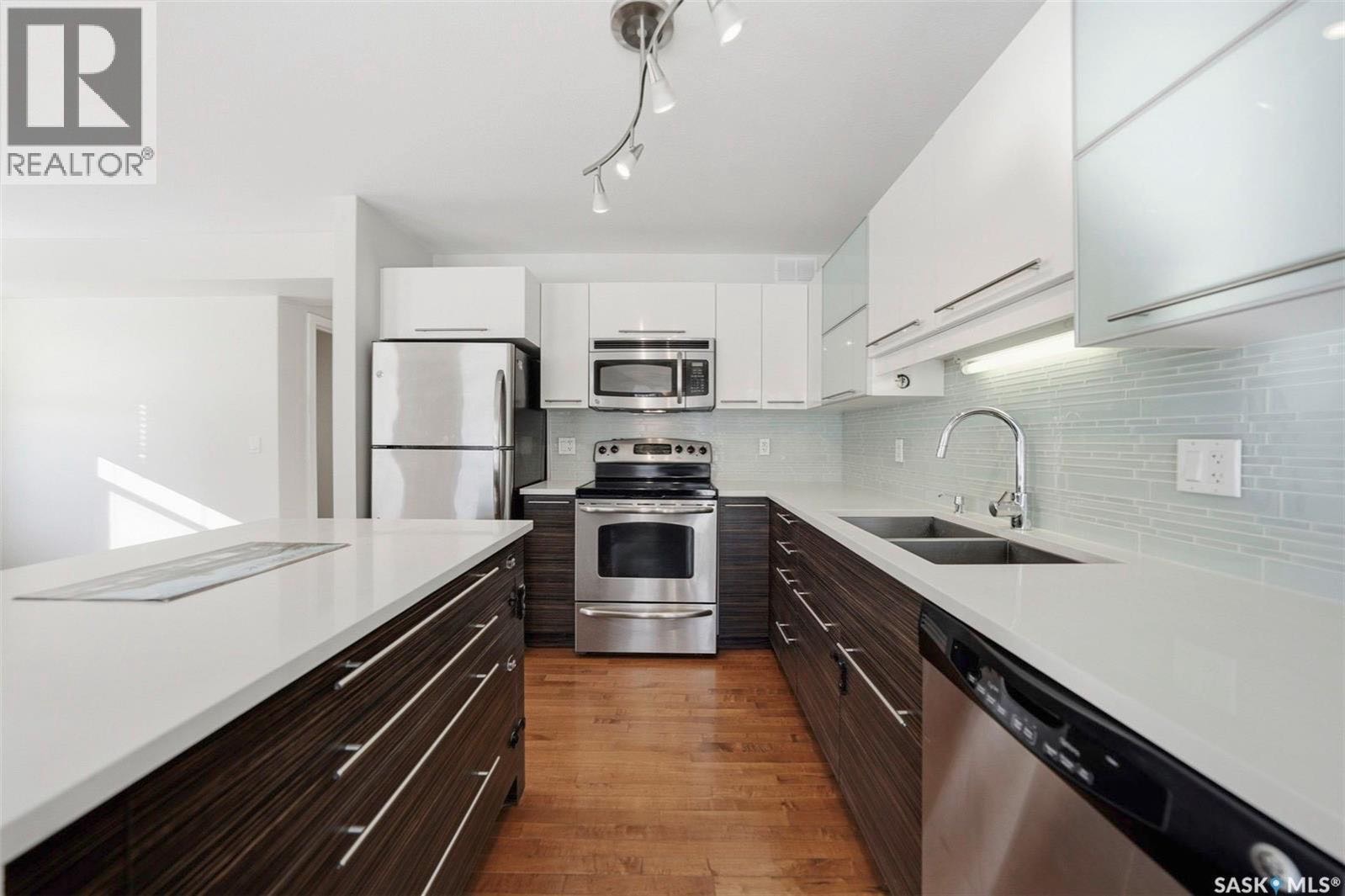 Stonebridge小区边户3房3卫大尺寸联排出售。小区最佳位置，额外多窗户，对公园景色，近路边停车，为自住或投资提供了良好选择。1330平方英尺，3间卧室和3间洗手间间。部分边窗可眺望 Cren Wilson Park，并可使用更多街边停车位。房屋配有单车库外加室外车位。主层 - 6