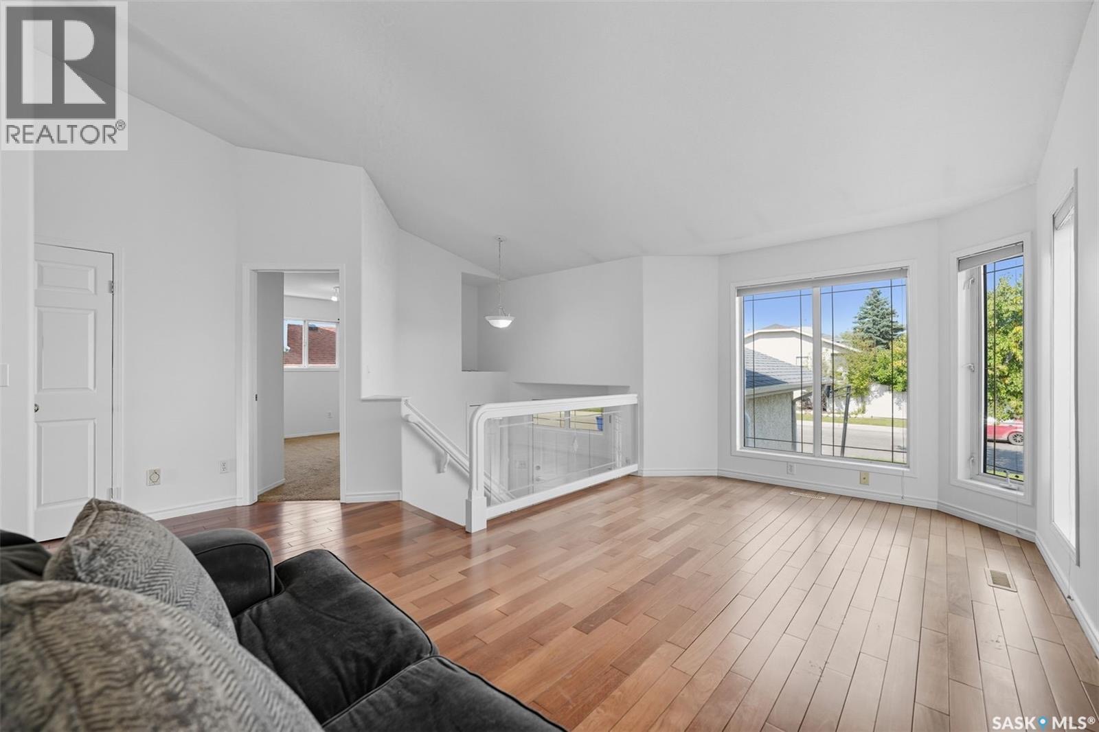 Public Open House公众开放看房 314 Budz Cres  11月22日23日 周六周日 2-4 PM Gary Gai或者同事Della Zhang会在此迎接🙏  ————————- Arbor Creek 安静街区的5房3卫错层独立屋出售。环境优美，街景整 - 5